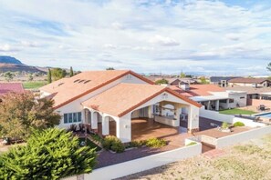Exterior - Luxurious 3500 sq. Home on the Golf Course (Kingman)