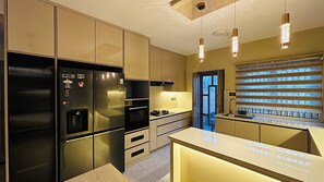 Kühlschrank, Ofen, Herdplatte, Wasserkocher