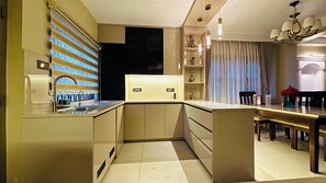 Kühlschrank, Ofen, Herdplatte, Wasserkocher