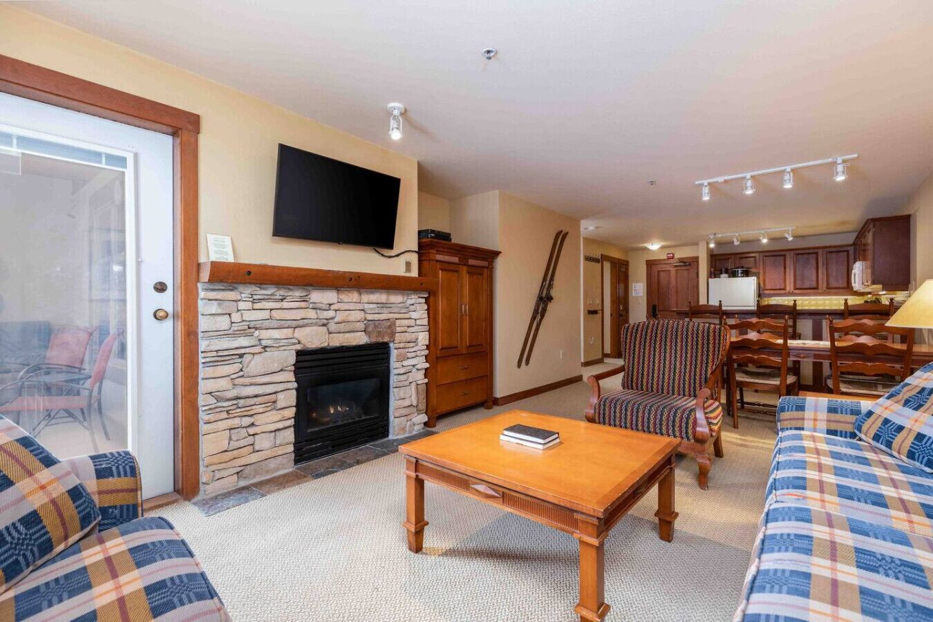 Fernseher, Kamin, Bücher