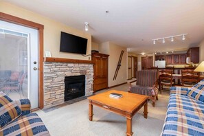 Tv, eldstad och böcker