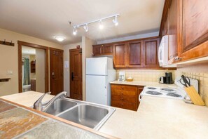 Kylskåp, mikrovågsugn, ugn och spishäll