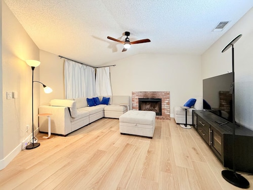 Spacious 4-bedroom house with AC in charming Roseville