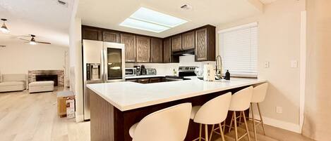 Mikrovågsugn, ugn, spishäll och diskmaskin