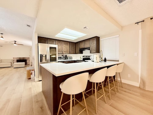 Spacious 4-bedroom house with AC in charming Roseville