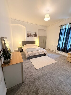 2 Schlafzimmer, Zimmersafe, Schreibtisch, Bügeleisen/Bügelbrett