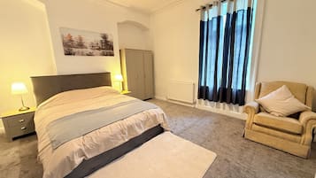 2 bedrooms, in-room safe, desk, iron/ironing board