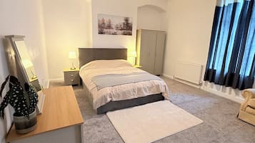 2 bedrooms, in-room safe, desk, iron/ironing board