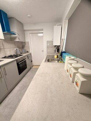 Fridge, microwave, oven, stovetop - Cosy Bungalow house in the centre of Sunderland (Sunderland)