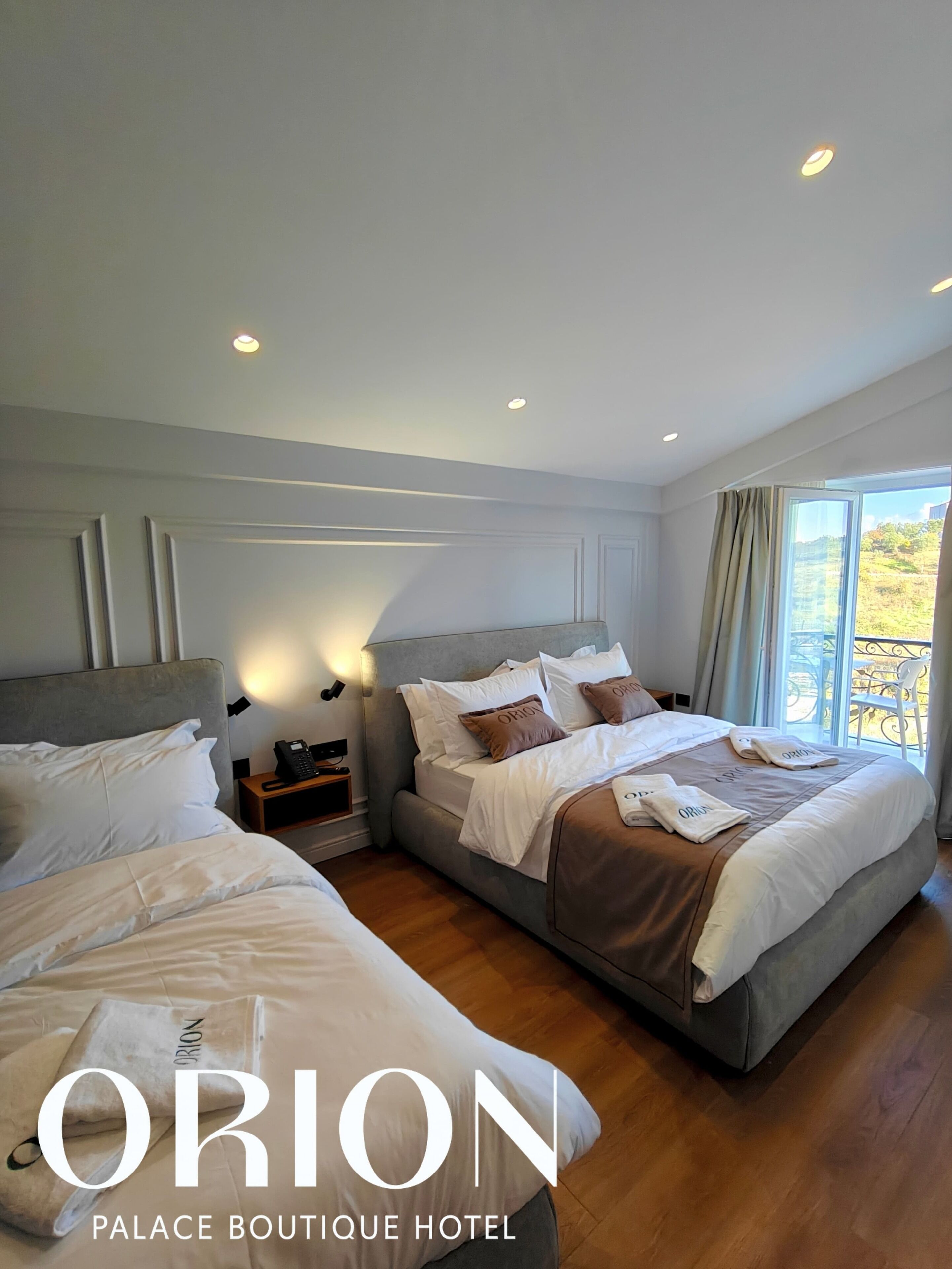 Habitación triple Deluxe, vista a la bahía | Caja de seguridad en la habitación, insonorización y wifi gratis 