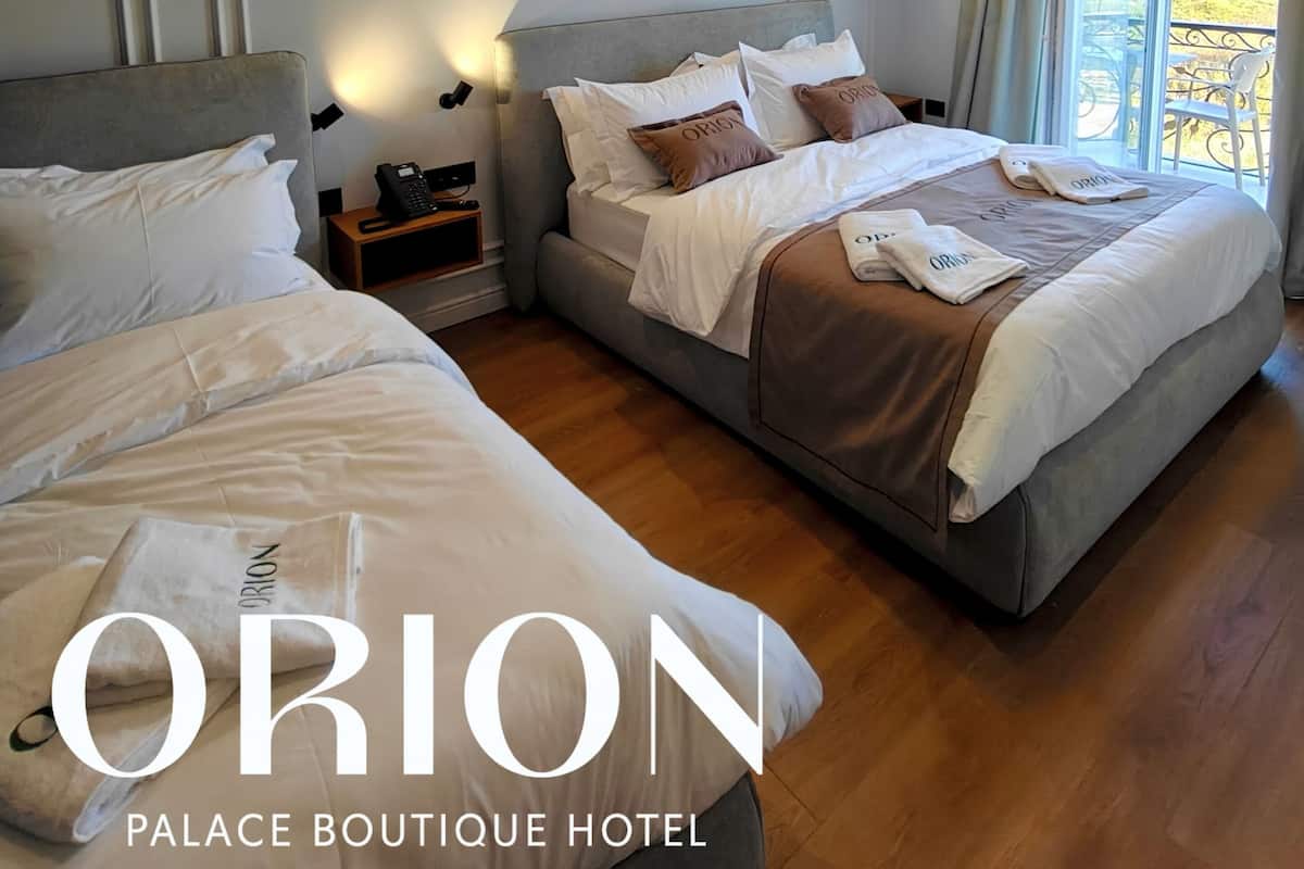 Habitación triple Deluxe, vista a la bahía | Caja de seguridad en la habitación, insonorización y wifi gratis