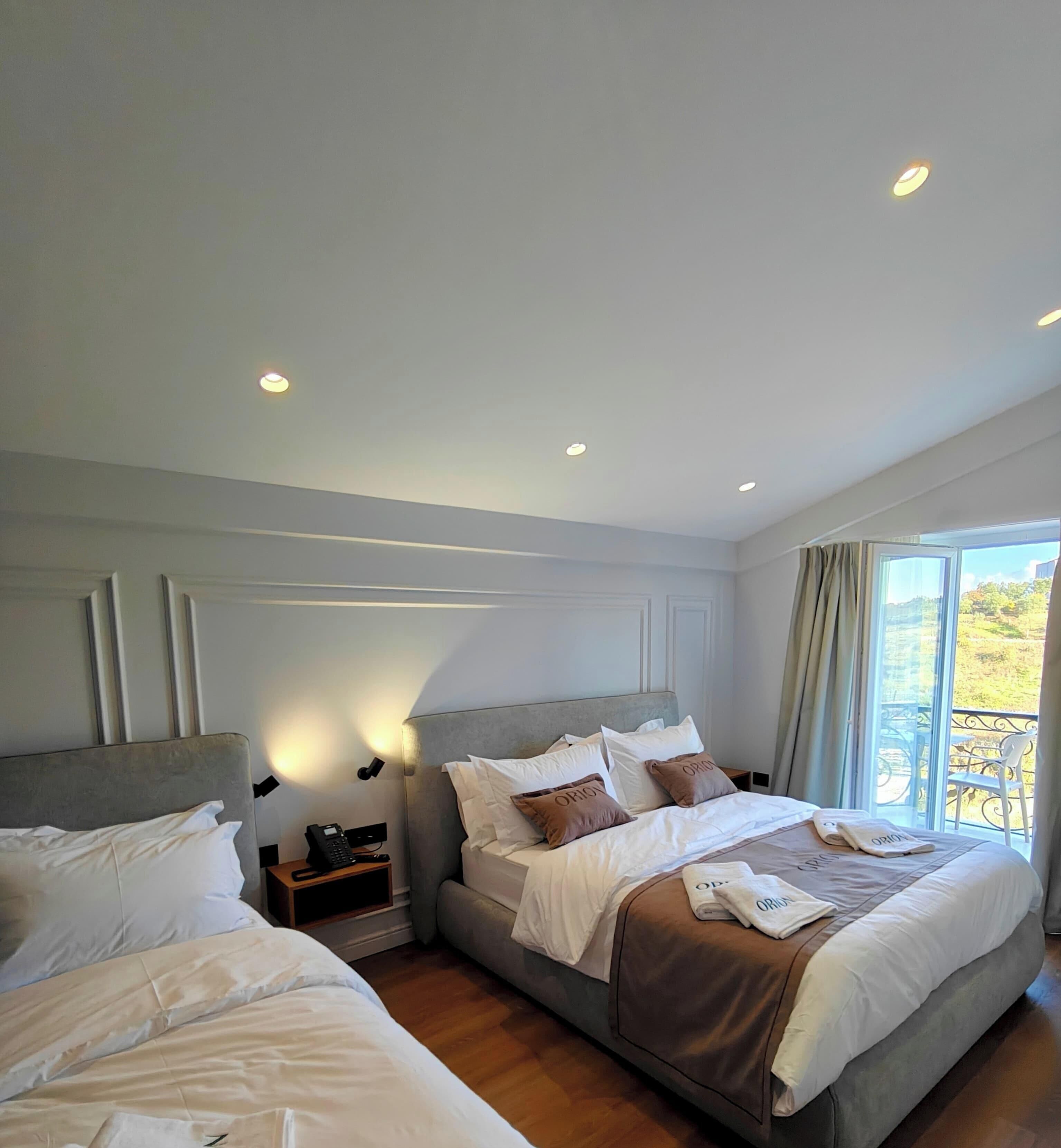 Deluxe-Dreibettzimmer, Buchtblick | Zimmersafe, schallisolierte Zimmer, kostenloses WLAN