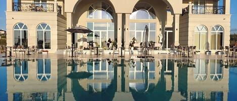 Piscine extérieure, parasols de plage, chaises longues