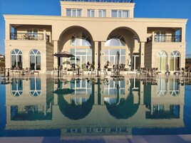 Piscina externa, guarda-sóis, espreguiçadeiras