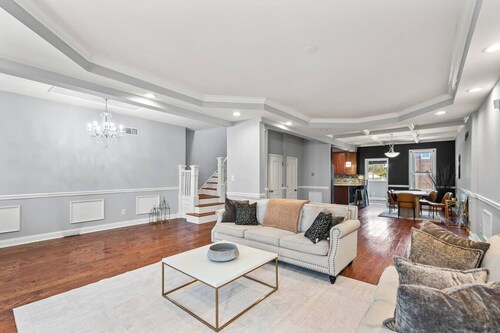 Elegant Reservoir Hill home with parking sleeps 8