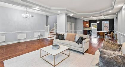 Elegant Reservoir Hill home with parking sleeps 8