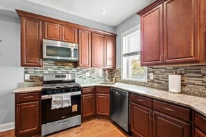 Refrigerador, microondas, horno y parrilla de estufa