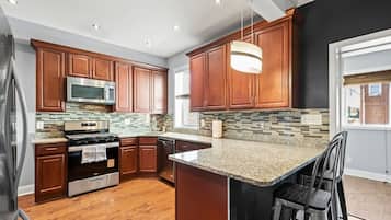 Frigorífico, microondas, horno y placa de cocina