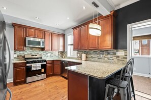 Fridge, microwave, oven, stovetop - Elegant Reservoir Hill home with parking sleeps 8 (Baltimore)