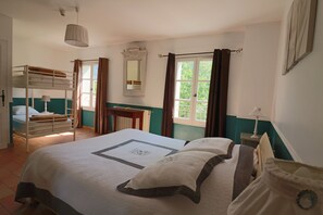 6 soveværelser, strygejern/strygebræt, internetforbindelse, sengetøj