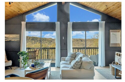 Beautiful 3-bedroom/ 2-bath home overlooking Center Hill Lake.