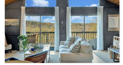 Beautiful 3-bedroom/ 2-bath home overlooking Center Hill Lake.