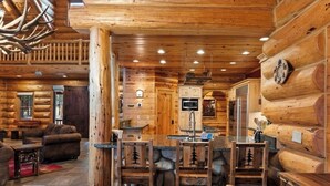 Ein Blockhaus-Interieur mit Wohnbereich, Küche und Essbereich.