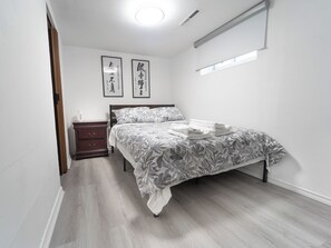 2 bedrooms, WiFi, bed sheets - Cozy Private 2 bedroom apartment, free Wifi, free parking in heart of Toronto (Toronto)