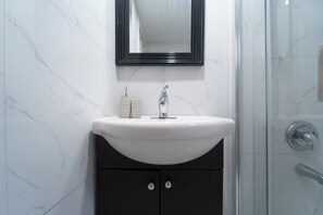 Shower, hair dryer, towels, soap - Cozy Private 2 bedroom apartment, free Wifi, free parking in heart of Toronto (Toronto)