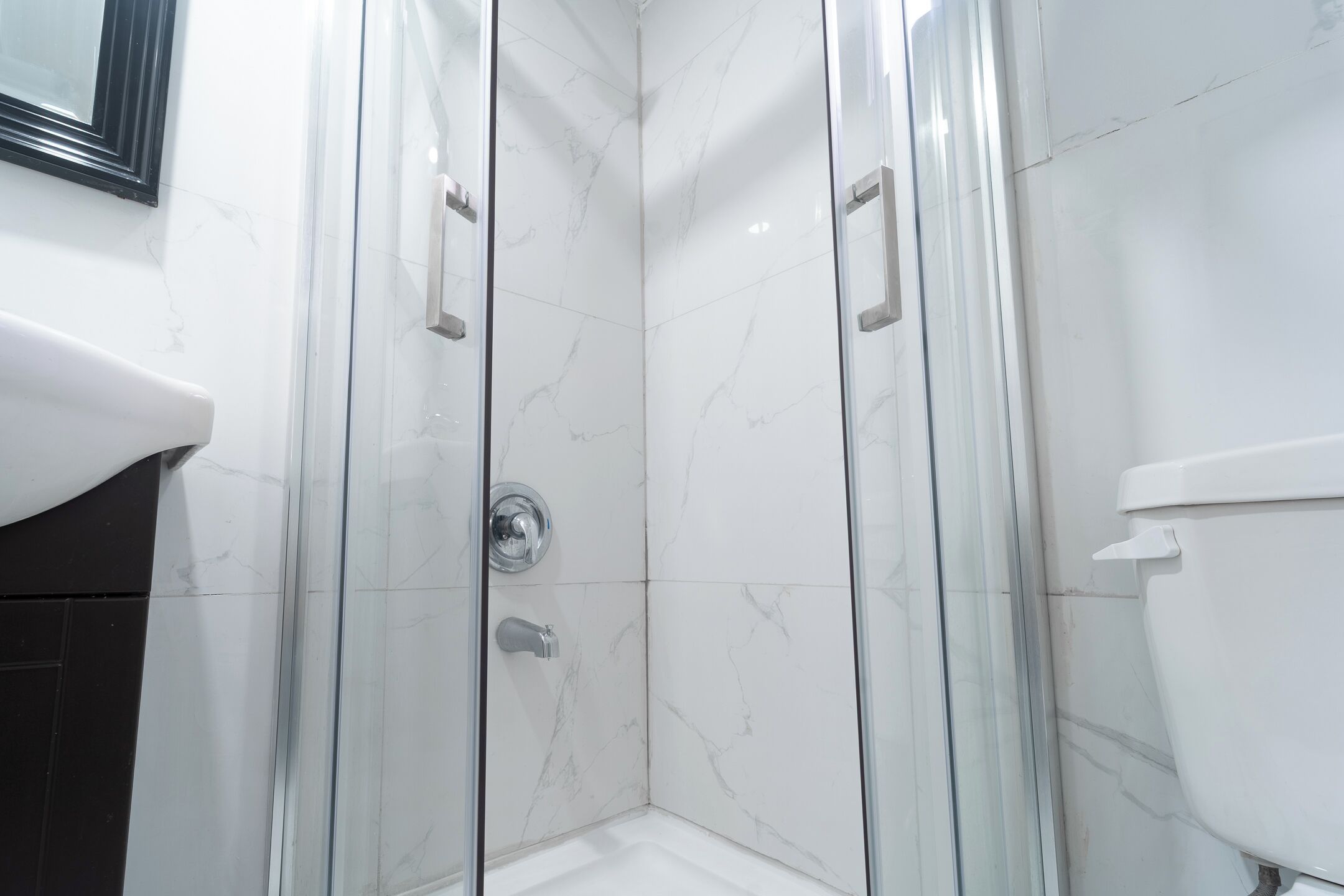 Douche, sèche-cheveux, serviettes fournies, savon