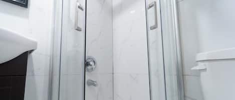 Regadera, secadora de cabello, toallas, jabón