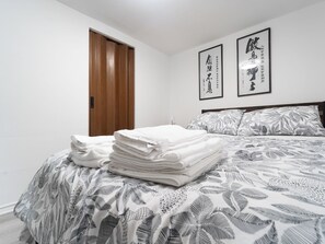2 bedrooms, WiFi, bed sheets - Cozy Private 2 bedroom apartment, free Wifi, free parking in heart of Toronto (Toronto)