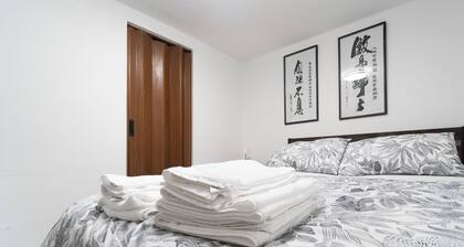 Cozy Private 2 bedroom apartment, free Wifi, free parking in heart of Toronto