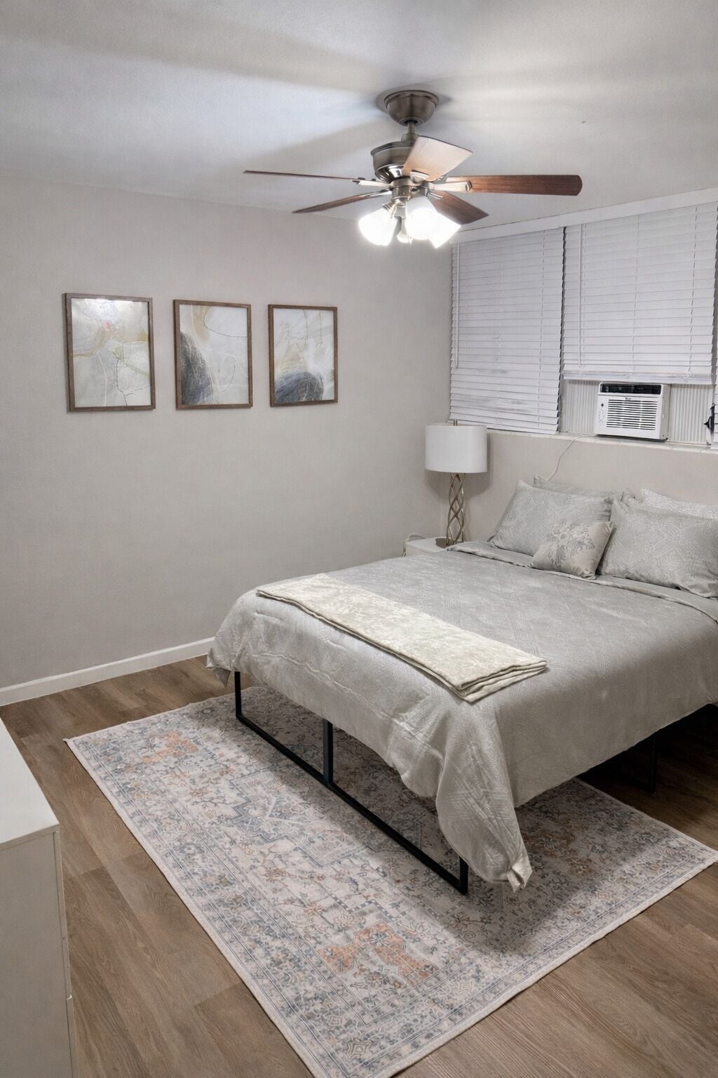 2 quartos, ferros/tábuas de passar roupa, Wi-Fi, roupa de cama