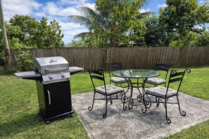 Outdoor dining - Cozy 2BR in Lake Worth - Near Beach - Downtown - Full Kitchen - Outdoor BBQ (Atlantis)