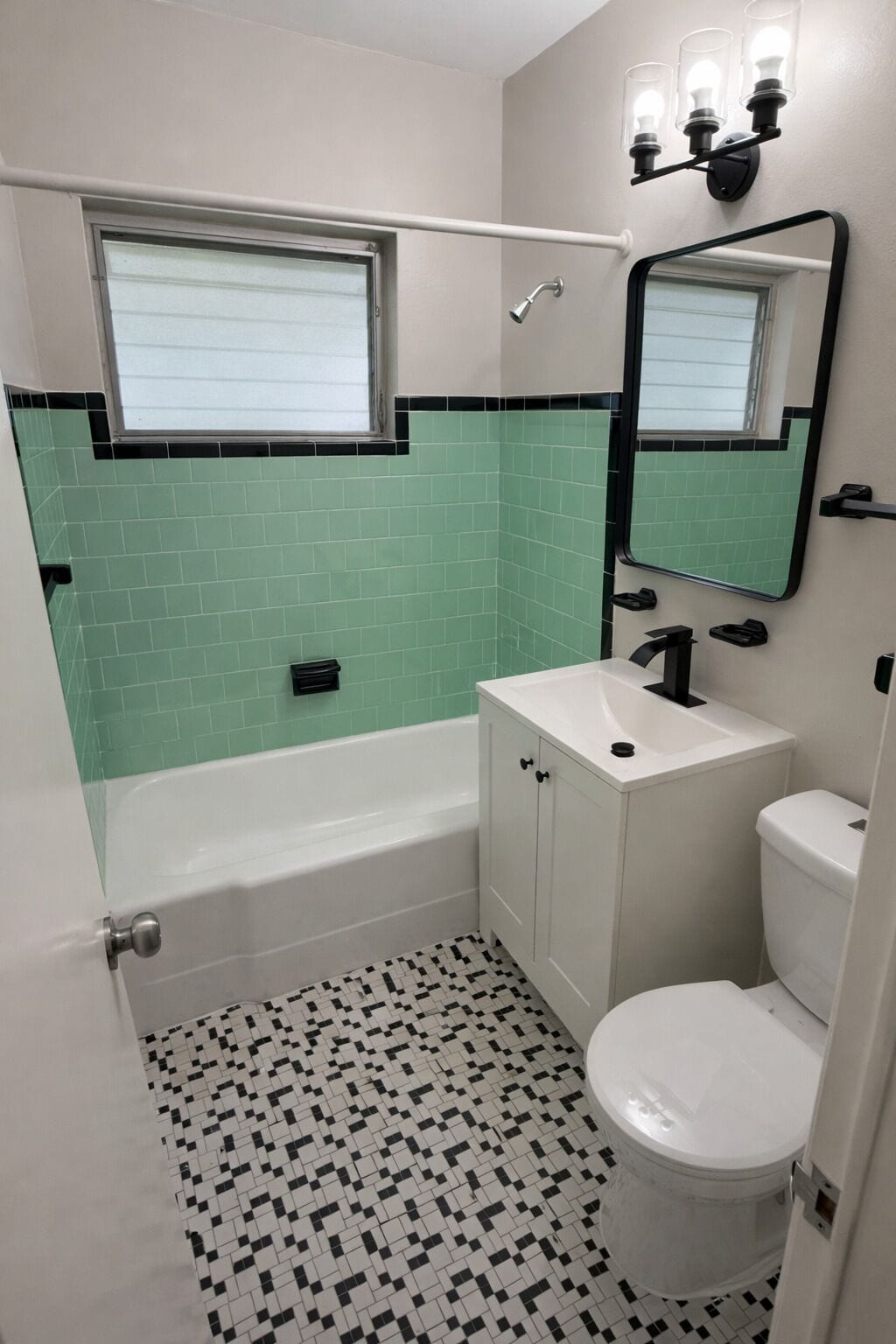 Sèche-cheveux, serviettes fournies, savon, papier toilette