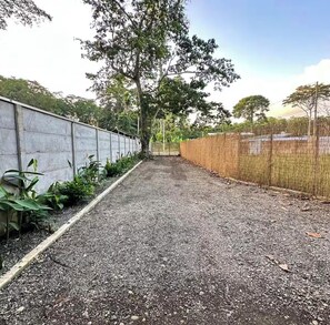 Property grounds - 3-Bedroom Jungle Villa with Pool & FirePit in lovely Puerto Viejo (Puerto Viejo de talamanca)