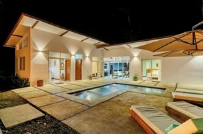 A modern house with a swimming pool, outdoor seating, and a well-lit entrance. - 3-Bedroom Jungle Villa with Pool & FirePit in lovely Puerto Viejo (Puerto Viejo de talamanca)