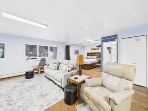 Smart TV - Large Juneau Loft w/ Full Kitchen, W/D & Workspace (Juneau)