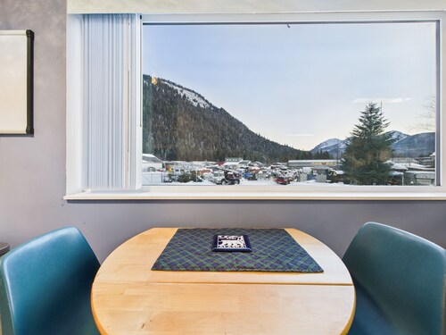 Large Juneau Loft w/ Full Kitchen, W/D & Workspace