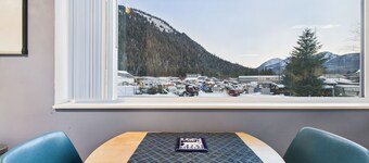 Large Juneau Loft w/ Full Kitchen, W/D & Workspace