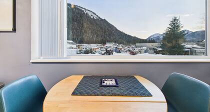 Large Juneau Loft w/ Full Kitchen, W/D & Workspace