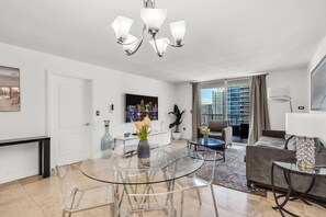 Smart TV - Stylish 1BR Brickell Retreat Walk to Everything (Miami)