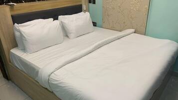 Classic-Zimmer, Balkon, Stadtblick | Schreibtisch, laptopgeeigneter Arbeitsplatz, Verdunkelungsvorhänge