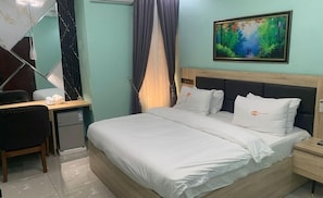 Phòng phong cách cổ điển, ban công, quang cảnh thành phố | Bàn, khu vực làm việc phù hợp cho laptop, màn/rèm cản sáng