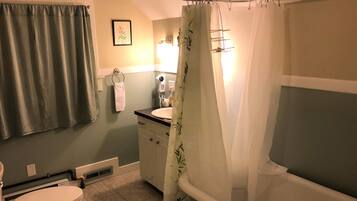 Comfort Room, Multiple Beds | Bathroom | Towels, soap, shampoo, toilet paper