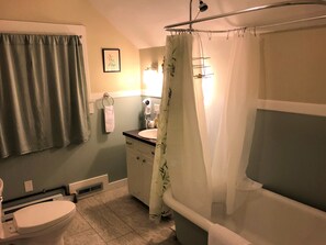 Comfort-huone, useita sänkyjä | Kylpyhuone | Pyyhkeet, saippua, sampoo, vessapaperi