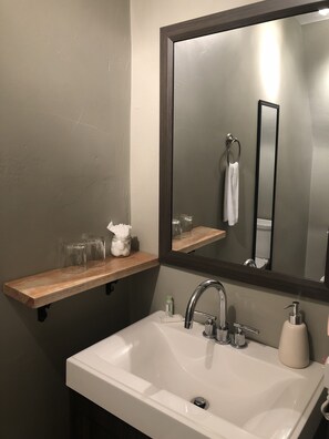 コンフォート ルーム | バスルーム | タオル、石鹸、シャンプー、トイレットペーパー