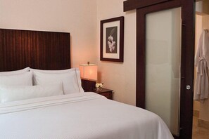 Een strijkplank/strijkijzer, internet, beddengoed