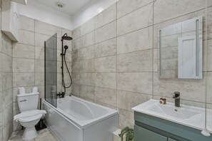 Hair dryer, towels, soap, toilet paper - Elegant Two-Bedroom Apartment with Private Patio (London)